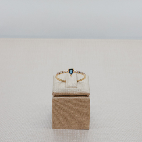 Anel Solitário Banhado a Ouro com Pedras Cravejadas