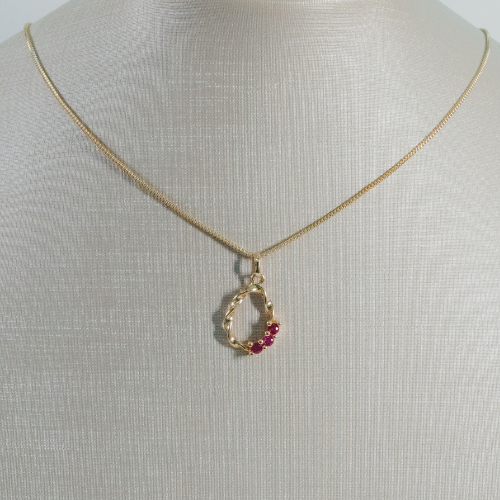 Corrente Veneziana Banhada a Ouro com Pingente Cravado em Pedras Vermelhas