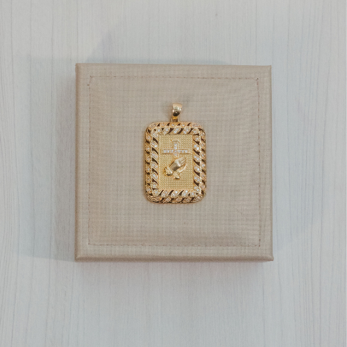 Pingente Placa com Mãos e Cruz Banhado a Ouro com Pedras Cravejadas