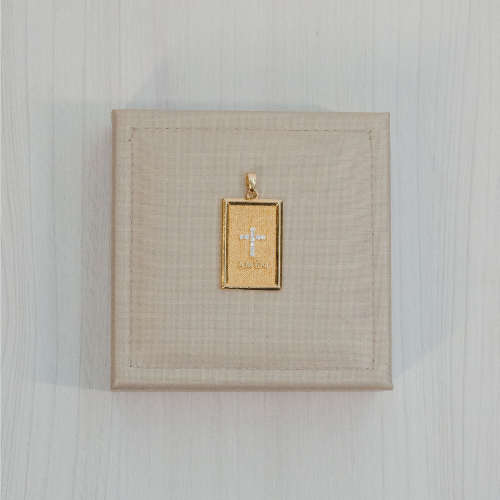 Pingente em Placa de Crucifixo Banhado a Ouro