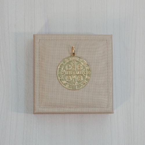 Pingente Medalha São Bento Banhado a Ouro